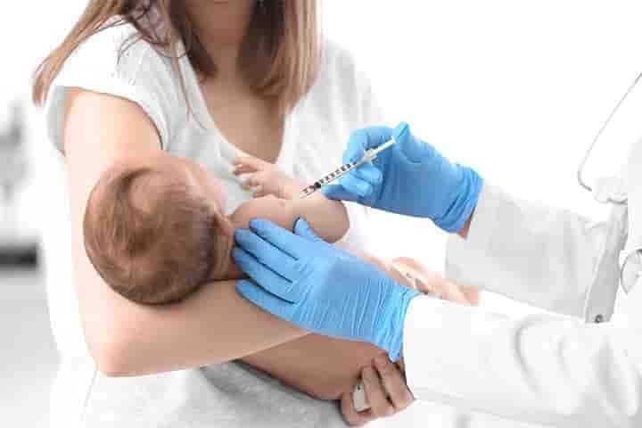 ทารกแรกคลอดฉีดวัคซีน